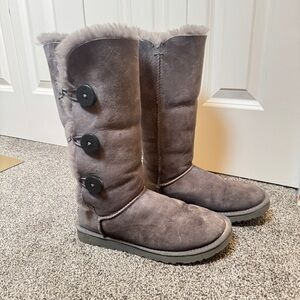 UGG Bailey Button Triplet II Gray Suede Shearling Boots Womens 7.5 Cozy Shoes